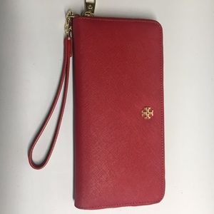tory burch Robinson travel wallet